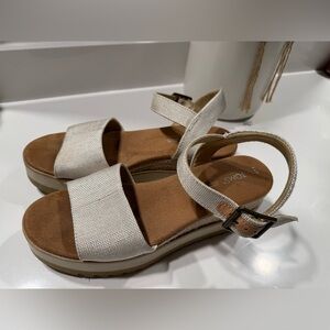 TOMS Women's Tan and Cream Sandals
